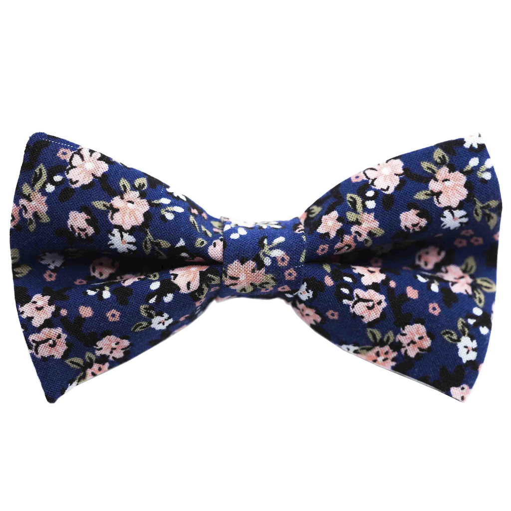 Noeud papillon "Sakura" fleurs roses et blanches sur fond bleu marine