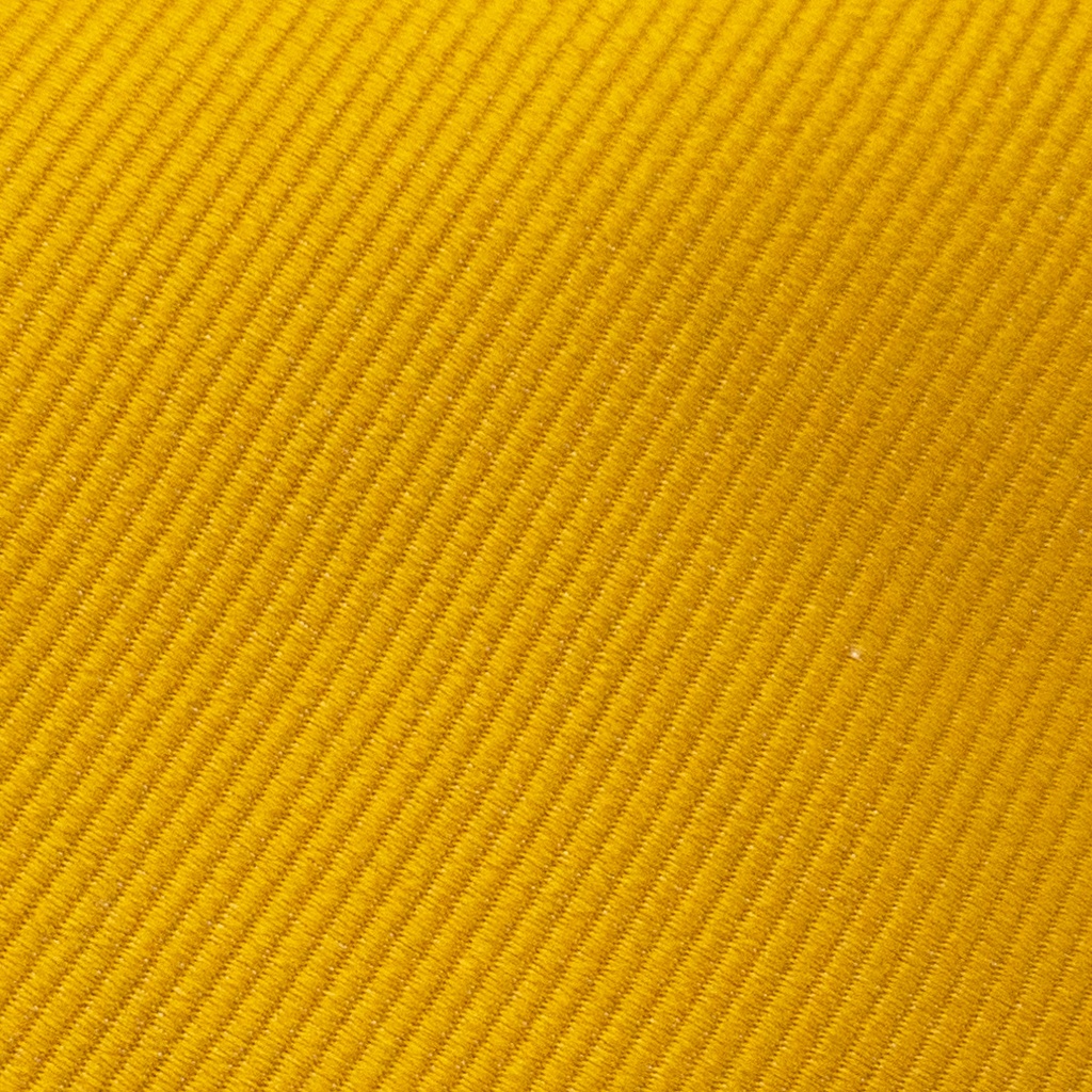 Cravate en soie jaune doré foncé