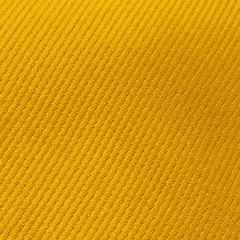 Cravate en soie jaune doré foncé