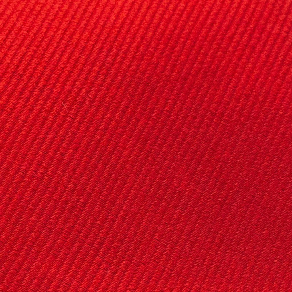 Cravate en soie rouge foncé