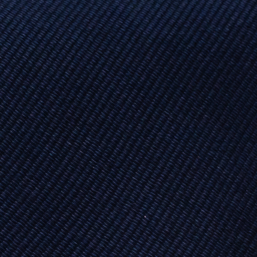 Cravate en soie bleu nuit