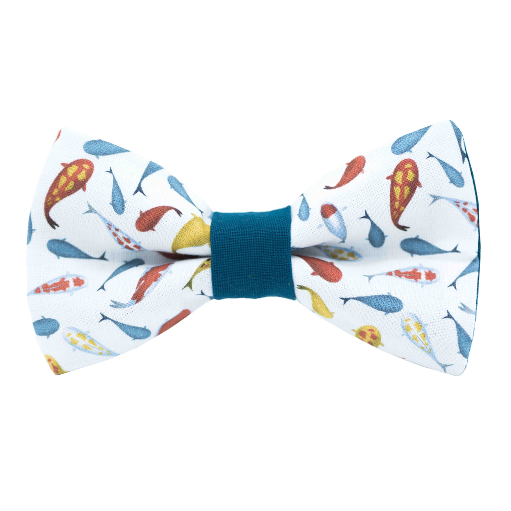 Noeud papillon "Fish & Chic" poissons japonais rouge et bleu sur fond blanc